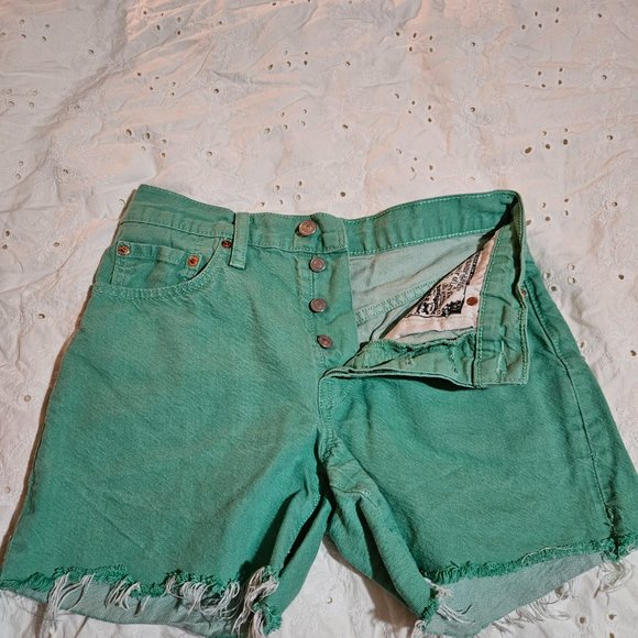 SOLD-Levi's 501 shorts- size 28 - Picture 2 of 5